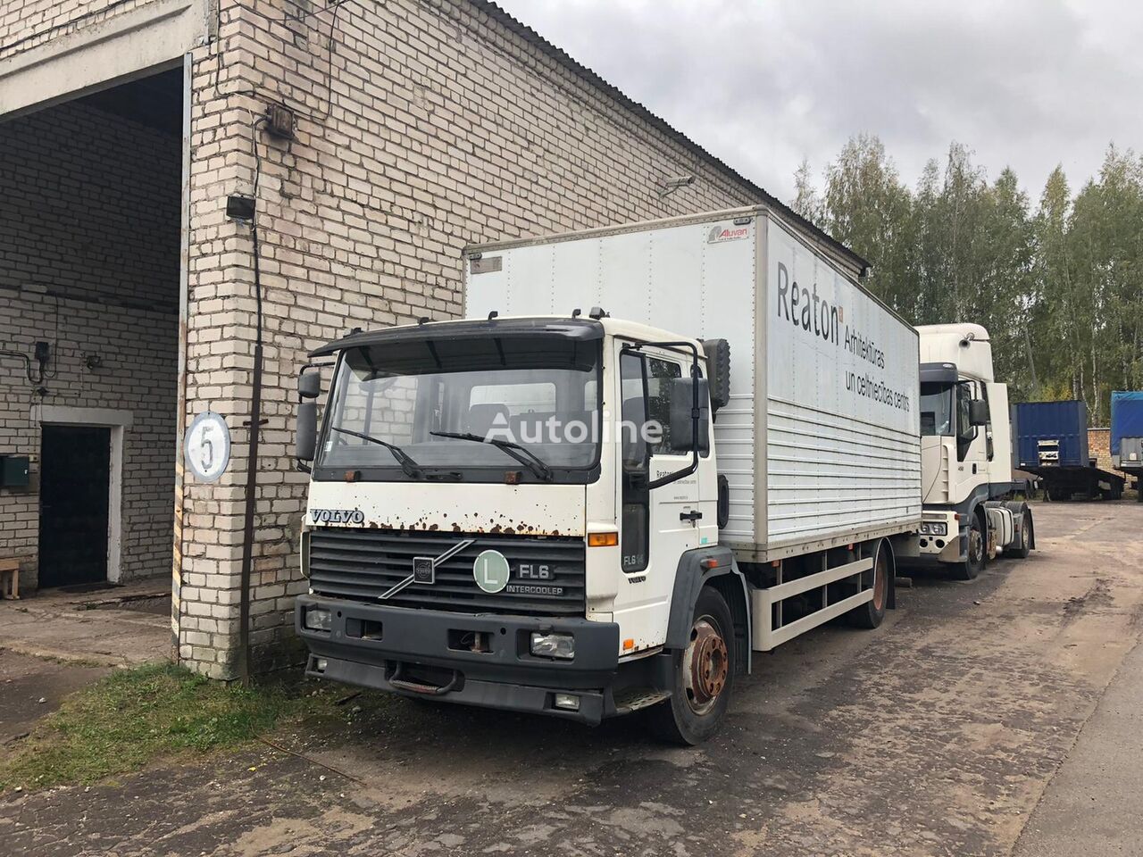 tovornjak zabojnik Volvo FL6